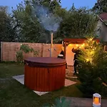 Gesztenyeház With Hot Tub Casa vacanze Leányfalu