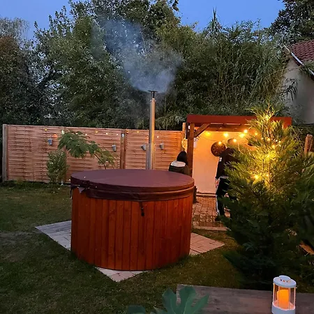 Gesztenyehaz With Hot Tub בית נופש Leányfalu