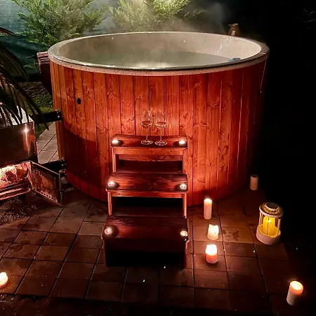 Gesztenyehaz With Hot Tub Case de vacanță
