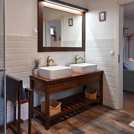 Gesztenyehaz Vendeghaz A Dunakanyarban Fuerdodezsaval Dom wakacyjny Leányfalu