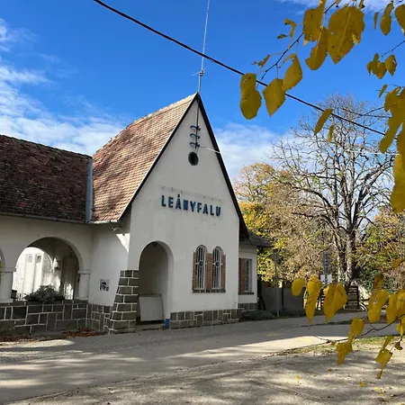 Case de vacanță Gesztenyehaz With Hot Tub